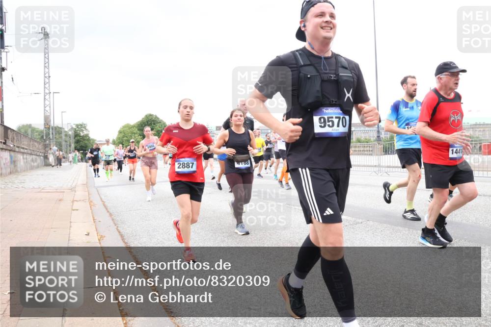 29.06.2025 - hella hamburg halbmarathon Lena Gebhardt http://msf.ph/oto/8320309 29.06.2025 10:57:17 Lombardsbrücke 4998, 2887, 4168, 9570, 1441, 1207, 1643, 2041, 2370, 2871, 2932, 3195, 3348, 3385, 3387, 3388, 3433, 3470, 3485, 3723, 3750, 3851, 4086, 4106, 4180, 4197, 4241, 4485, 4568, 4569, 4611, 4998, 5057, 5117, 5316, 5589, 5639, 5738, 6053, 6284, 6827, 6832, 6857, 6981, 7381, 7416, 7417, 7592, 7728, 7787, 7964, 8035, 8039, 8197, 8224, 8287, 8386, 8540, 8546, 8552, 8679, 8851, 8853, 8873, 9110, 9298, 9299 meine-sportfotos.de