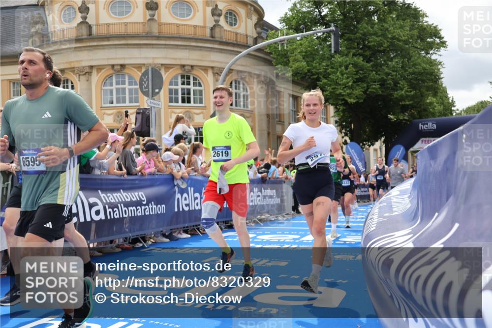 29.06.2025 - hella hamburg halbmarathon Strokosch-Dieckow http://msf.ph/oto/8320329 29.06.2025 10:58:38 Ziel 1319, 2619, 2656, 2978, 3251, 4467, 5341, 5675, 6592, 6595, 7082, 7659, 8322, 8929, 9316, 10943, 11605, 11846, 12712, 12809, 12862, 12879, 13512, 13694, 13880, 14266, 14902, 15197, 16189, 17839, 18501, 18556, 18587 meine-sportfotos.de