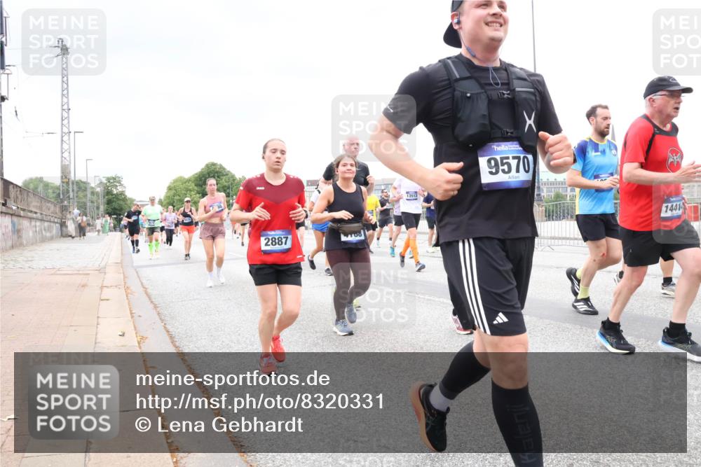 29.06.2025 - hella hamburg halbmarathon Lena Gebhardt http://msf.ph/oto/8320331 29.06.2025 10:57:17 Lombardsbrücke 2887, 13513, 9570, 1441, 1207, 1643, 2041, 2370, 2871, 2932, 3195, 3348, 3385, 3387, 3388, 3433, 3470, 3485, 3723, 3750, 3851, 4086, 4106, 4180, 4197, 4241, 4485, 4568, 4569, 4611, 4998, 5057, 5117, 5316, 5589, 5639, 5738, 6053, 6284, 6827, 6832, 6857, 6981, 7381, 7416, 7417, 7592, 7728, 7787, 7964, 8035, 8039, 8197, 8224, 8287, 8386, 8540, 8546, 8552, 8679, 8851, 8853, 8873, 9110, 9298, 9299 meine-sportfotos.de