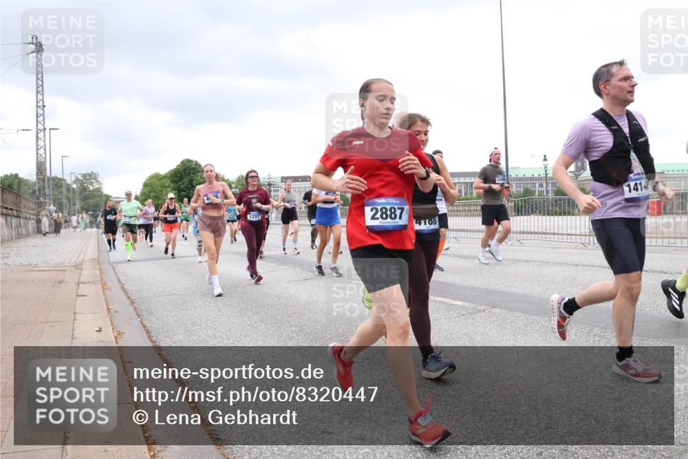 29.06.2025 - hella hamburg halbmarathon Lena Gebhardt http://msf.ph/oto/8320447 29.06.2025 10:57:18 Lombardsbrücke 48, 1207, 2887, 4188, 13490, 1414, 1207, 1643, 2041, 2370, 2871, 2932, 3195, 3348, 3385, 3387, 3388, 3433, 3470, 3485, 3723, 3750, 3851, 4086, 4106, 4180, 4197, 4241, 4485, 4568, 4569, 4611, 4998, 5057, 5117, 5316, 5589, 5639, 5738, 6053, 6284, 6827, 6832, 6857, 6981, 7416, 7417, 7592, 7720, 7728, 7787, 7964, 8035, 8039, 8197, 8224, 8287, 8386, 8540, 8546, 8552, 8679, 8851, 8853, 8873, 9110, 9298, 9299 meine-sportfotos.de
