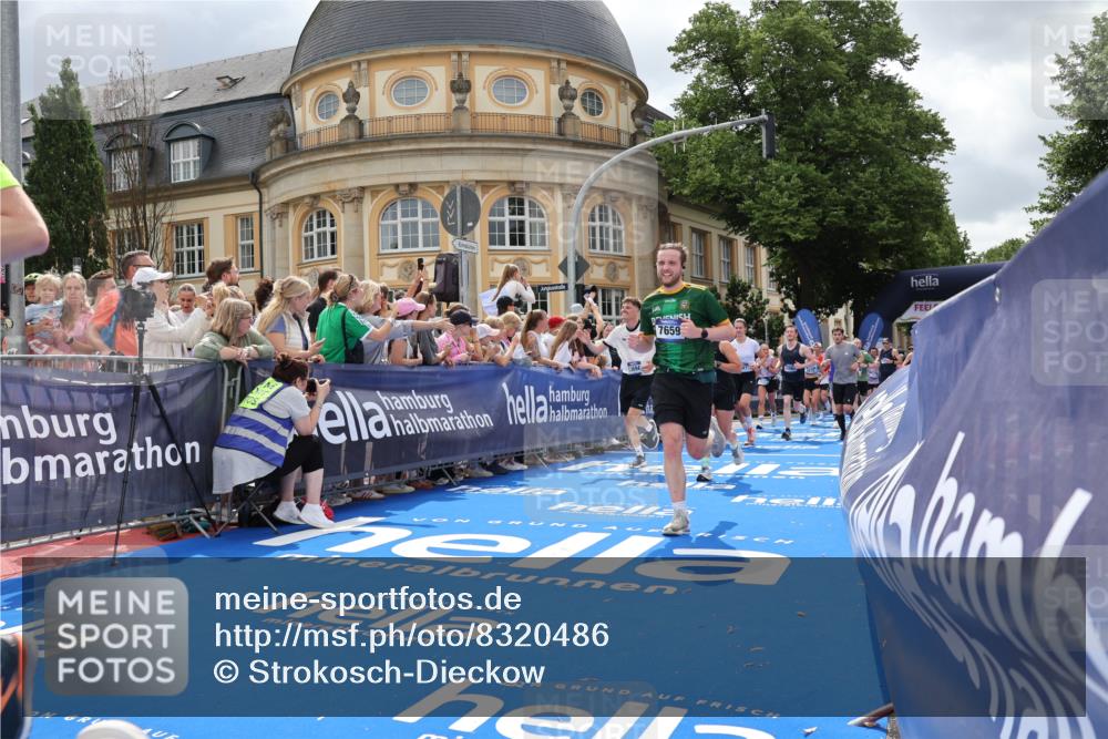 29.06.2025 - hella hamburg halbmarathon Strokosch-Dieckow http://msf.ph/oto/8320486 29.06.2025 10:58:39 Ziel 1319, 2619, 2656, 2840, 2978, 3251, 4467, 5675, 6592, 6595, 7082, 7659, 8322, 8929, 9316, 10943, 11605, 11846, 12712, 12809, 12862, 12879, 13512, 13694, 13880, 14266, 14902, 15197, 16189, 17839, 18501, 18556, 18587 meine-sportfotos.de