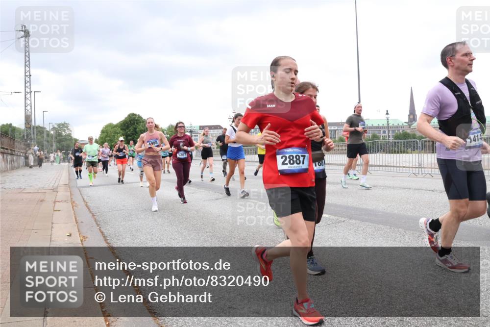 29.06.2025 - hella hamburg halbmarathon Lena Gebhardt http://msf.ph/oto/8320490 29.06.2025 10:57:18 Lombardsbrücke 4998, 1207, 2887, 1881, 1414, 1207, 1643, 2041, 2370, 2871, 2932, 3195, 3348, 3385, 3387, 3388, 3433, 3470, 3485, 3723, 3750, 3851, 4086, 4106, 4180, 4197, 4241, 4485, 4568, 4569, 4611, 4998, 5057, 5117, 5316, 5589, 5639, 5738, 6053, 6284, 6827, 6832, 6857, 6981, 7416, 7417, 7592, 7720, 7728, 7787, 7964, 8035, 8039, 8197, 8224, 8287, 8386, 8540, 8546, 8552, 8679, 8851, 8853, 8873, 9110, 9298, 9299 meine-sportfotos.de