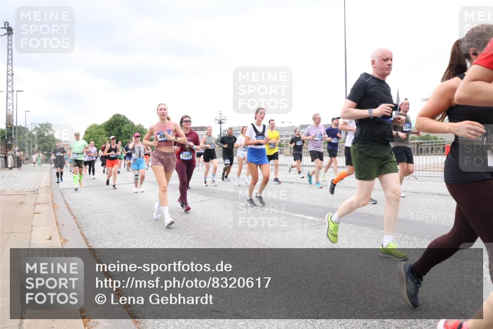 29.06.2025 - hella hamburg halbmarathon Lena Gebhardt http://msf.ph/oto/8320617 29.06.2025 10:57:18 Lombardsbrücke 49, 1207, 128, 13490, 1207, 1643, 2041, 2370, 2871, 2932, 3195, 3348, 3385, 3387, 3388, 3433, 3470, 3485, 3723, 3750, 3851, 4086, 4106, 4180, 4197, 4241, 4485, 4568, 4569, 4611, 4998, 5057, 5117, 5316, 5589, 5639, 5738, 6053, 6284, 6827, 6832, 6857, 6981, 7416, 7417, 7592, 7720, 7728, 7787, 7964, 8035, 8039, 8197, 8224, 8287, 8386, 8540, 8546, 8552, 8679, 8851, 8853, 8873, 9110, 9298, 9299 meine-sportfotos.de