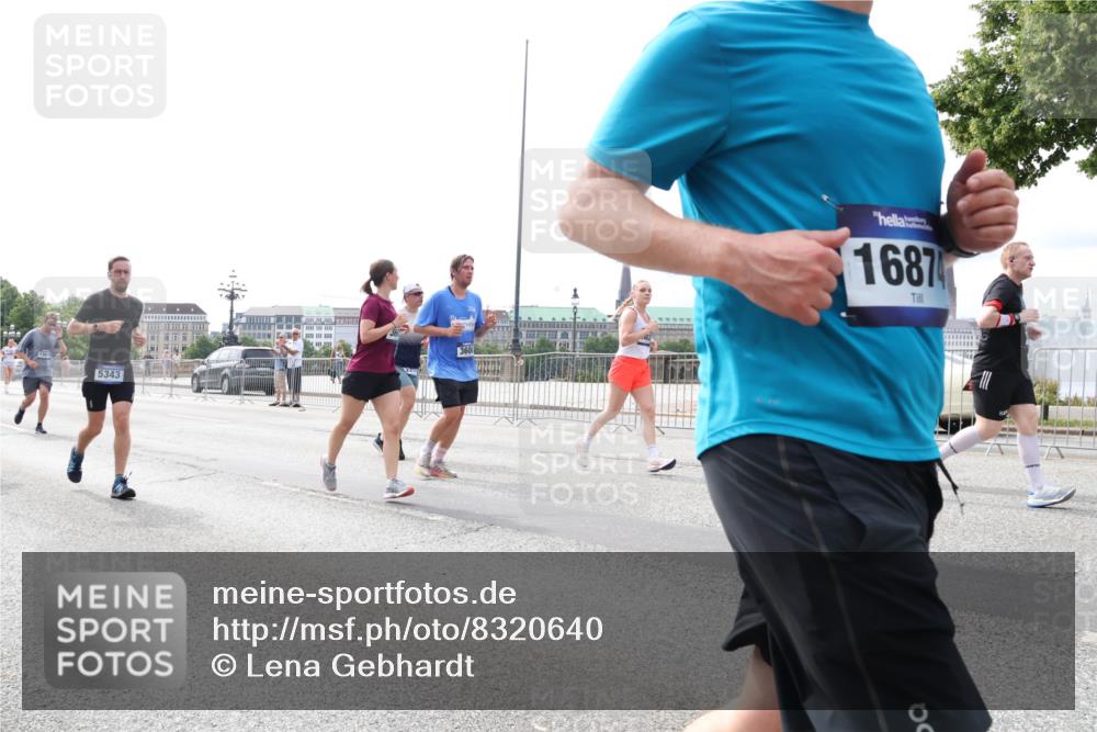 29.06.2025 - hella hamburg halbmarathon Lena Gebhardt http://msf.ph/oto/8320640 29.06.2025 10:22:48 Lombardsbrücke 5343, 360, 16874, 1029, 1187, 1598, 1853, 2294, 2351, 2479, 2766, 2886, 3003, 3029, 3034, 3108, 3430, 3457, 3511, 3600, 3601, 3910, 3946, 4131, 4190, 4266, 4556, 4559, 4969, 5079, 5223, 5343, 5629, 5798, 5838, 6030, 6048, 6049, 6303, 6347, 6578, 6784, 6785, 6820, 6826, 6899, 7097, 7188, 7190, 7266, 7276, 7529, 7794, 7891, 7925, 8355, 8511, 8855, 8931, 9133, 9256, 9913, 10205, 10826, 12025, 12190, 12265, 13560, 13921, 14041, 14525, 14801 meine-sportfotos.de