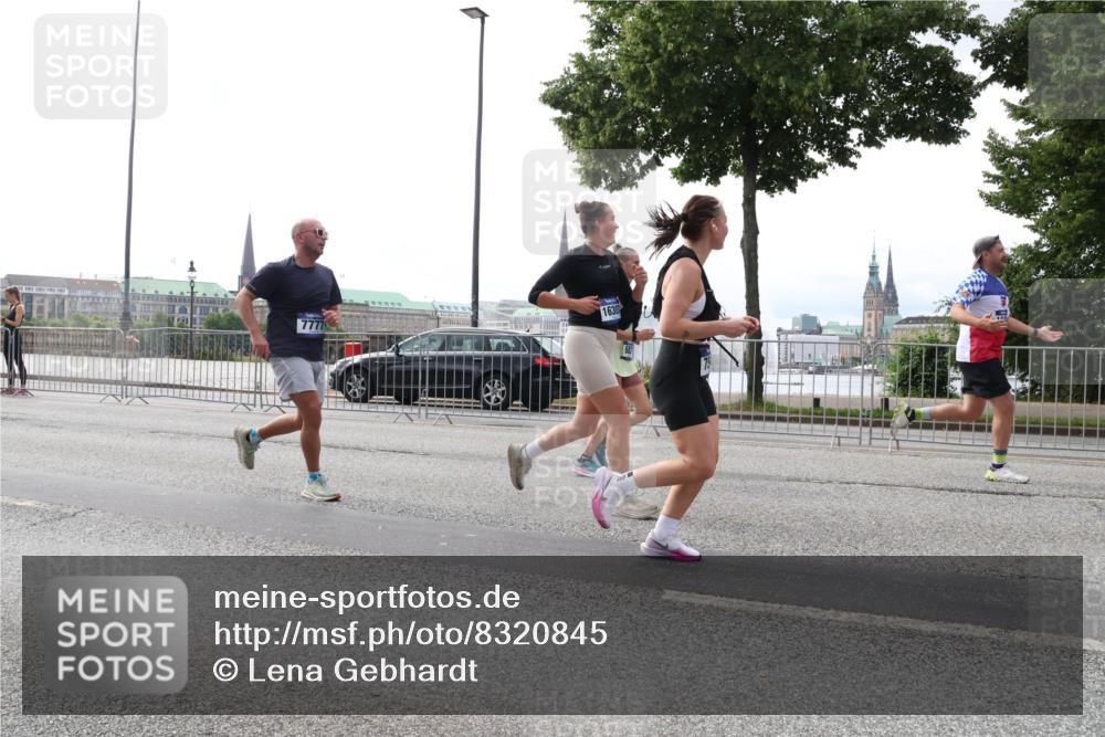 29.06.2025 - hella hamburg halbmarathon Lena Gebhardt http://msf.ph/oto/8320845 29.06.2025 10:37:34 Lombardsbrücke 7777, 1630, 1022, 1276, 1337, 1475, 1597, 1819, 2016, 2031, 2072, 2104, 2199, 2272, 2480, 2486, 2640, 2853, 3127, 3230, 3246, 3633, 4097, 4347, 4733, 5139, 5146, 5171, 5186, 5522, 5560, 5790, 5875, 5940, 6172, 6243, 6584, 6821, 6955, 7085, 7124, 7235, 7321, 7350, 7544, 7707, 7777, 7823, 8257, 8258, 8811, 8843, 8985, 9054, 9055, 9247, 9288, 9524, 9895, 10159, 10506, 10836, 11087, 12123, 12254, 12472, 12824, 16680, 17798 meine-sportfotos.de