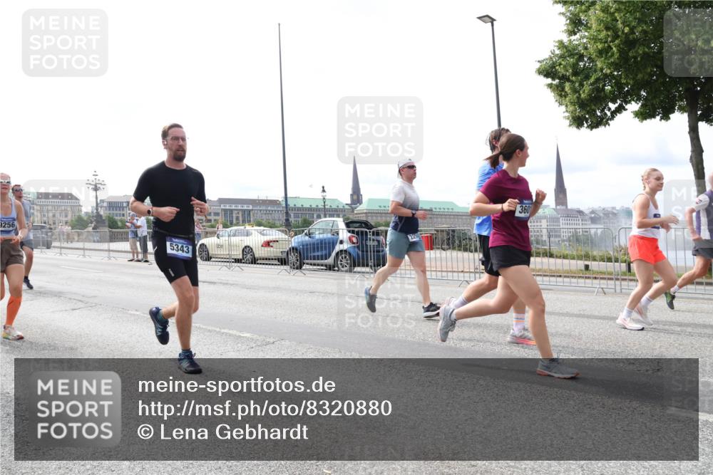 29.06.2025 - hella hamburg halbmarathon Lena Gebhardt http://msf.ph/oto/8320880 29.06.2025 10:22:49 Lombardsbrücke 9256, 5343, 3601, 1029, 1187, 1598, 1853, 2294, 2351, 2479, 2766, 2886, 3003, 3029, 3034, 3430, 3457, 3511, 3600, 3601, 3910, 3946, 4131, 4190, 4266, 4556, 4559, 4969, 5079, 5223, 5343, 5629, 5798, 5838, 6030, 6048, 6049, 6303, 6347, 6578, 6784, 6785, 6820, 6826, 6899, 7097, 7188, 7190, 7266, 7276, 7529, 7794, 7891, 7925, 8355, 8511, 8855, 8931, 9133, 9256, 9913, 10205, 10826, 12025, 12190, 12265, 13560, 13921, 14041, 14525, 14801 meine-sportfotos.de