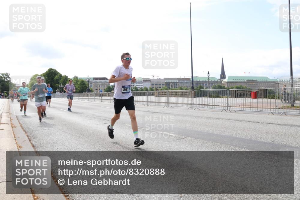 29.06.2025 - hella hamburg halbmarathon Lena Gebhardt http://msf.ph/oto/8320888 29.06.2025 10:12:46 Lombardsbrücke 2531, 8917, 1020, 1051, 1249, 1610, 1785, 1850, 1851, 1939, 2531, 2891, 2942, 2963, 2964, 3182, 3248, 3262, 4453, 4499, 4532, 4554, 5150, 5166, 5176, 5597, 5598, 6207, 6822, 6871, 6966, 7014, 7873, 7907, 8398, 8405, 8917, 8971, 9254, 9405, 10067, 10402, 10581, 10685, 11025, 11720, 12456, 13566, 13816, 14404, 14540, 14863, 14868, 14869, 15012, 15369, 15531, 16323, 16473, 16826, 16911, 17061, 17699, 17994, 18178, 18320, 18493, 18530 meine-sportfotos.de