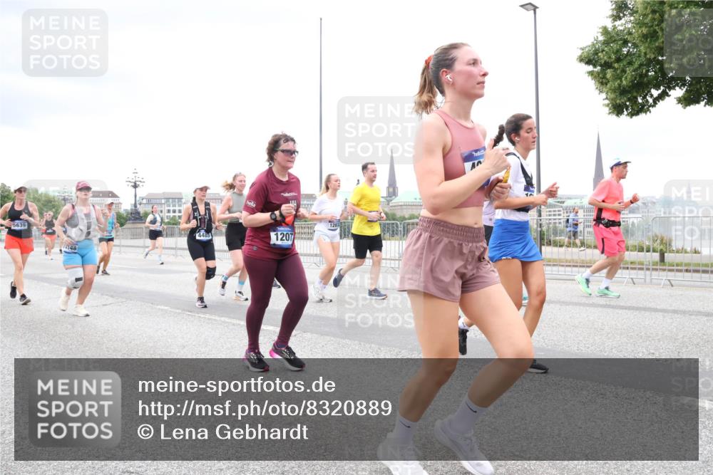 29.06.2025 - hella hamburg halbmarathon Lena Gebhardt http://msf.ph/oto/8320889 29.06.2025 10:57:20 Lombardsbrücke 5639, 14148, 1207, 1283, 10, 1207, 1643, 2041, 2370, 2871, 2932, 3195, 3348, 3385, 3387, 3388, 3433, 3470, 3485, 3723, 3750, 3851, 4086, 4106, 4180, 4197, 4241, 4485, 4568, 4569, 4611, 4998, 5057, 5117, 5316, 5589, 5639, 5736, 5738, 6053, 6284, 6827, 6832, 6857, 6981, 7416, 7417, 7592, 7720, 7728, 7787, 7964, 8035, 8039, 8197, 8224, 8287, 8386, 8540, 8546, 8552, 8679, 8708, 8851, 8853, 8873, 9110, 9298, 9299, 9496 meine-sportfotos.de