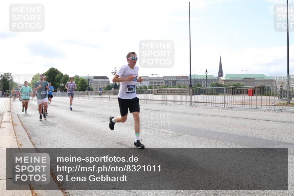 29.06.2025 - hella hamburg halbmarathon Lena Gebhardt http://msf.ph/oto/8321011 29.06.2025 10:12:46 Lombardsbrücke 2531, 11025, 8917, 1020, 1051, 1249, 1610, 1785, 1850, 1851, 1939, 2531, 2891, 2942, 2963, 2964, 3182, 3248, 3262, 4453, 4499, 4532, 4554, 5150, 5166, 5176, 5597, 5598, 6207, 6822, 6871, 6966, 7014, 7873, 7907, 8398, 8405, 8917, 8971, 9254, 9405, 10067, 10402, 10581, 10685, 11025, 11720, 12456, 13566, 13816, 14404, 14540, 14863, 14868, 14869, 15012, 15369, 15531, 16323, 16473, 16826, 16911, 17061, 17699, 17994, 18178, 18320, 18493, 18530 meine-sportfotos.de