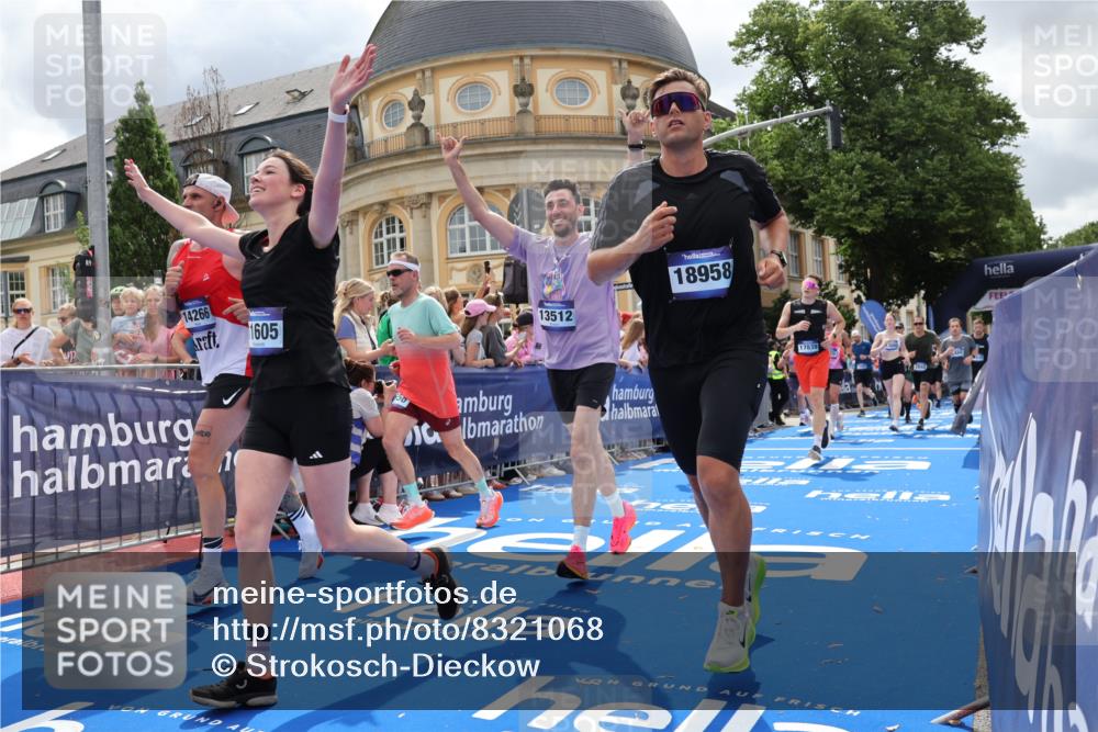 29.06.2025 - hella hamburg halbmarathon Strokosch-Dieckow http://msf.ph/oto/8321068 29.06.2025 10:58:46 Ziel 1319, 2159, 2488, 2656, 2840, 3859, 4632, 4833, 5277, 5675, 5885, 6592, 6720, 8807, 8929, 9156, 9353, 10268, 10539, 10943, 11605, 11846, 12734, 13512, 13880, 14266, 14673, 14902, 14965, 15197, 16189, 17405, 17630, 17839, 18232, 18587, 18954 meine-sportfotos.de