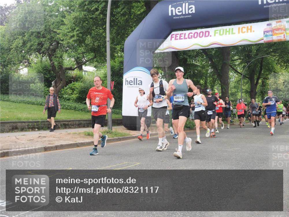 29.06.2025 - hella hamburg halbmarathon KatJ http://msf.ph/oto/8321117 29.06.2025 10:45:57 Zwischen KM18-KM19 1285, 2006, 2957 meine-sportfotos.de