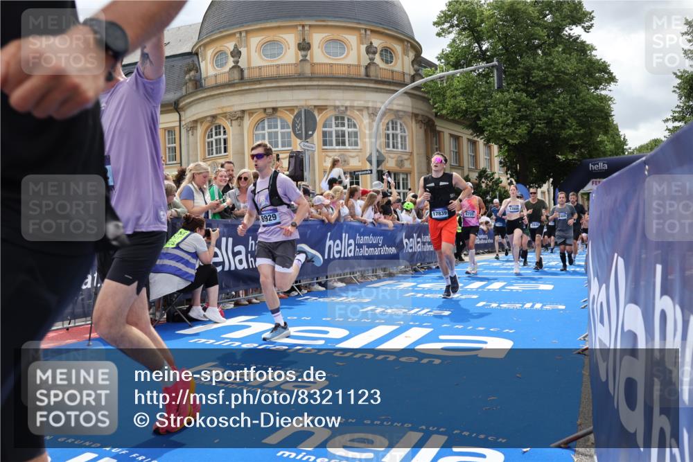 29.06.2025 - hella hamburg halbmarathon Strokosch-Dieckow http://msf.ph/oto/8321123 29.06.2025 10:58:46 Ziel 1319, 2159, 2488, 2656, 2840, 3859, 4632, 4833, 5277, 5675, 5885, 6592, 6720, 8807, 8929, 9156, 9353, 10268, 10539, 10943, 11605, 11846, 12734, 13512, 13880, 14266, 14673, 14902, 14965, 15197, 16189, 17405, 17630, 17839, 18232, 18587, 18954 meine-sportfotos.de