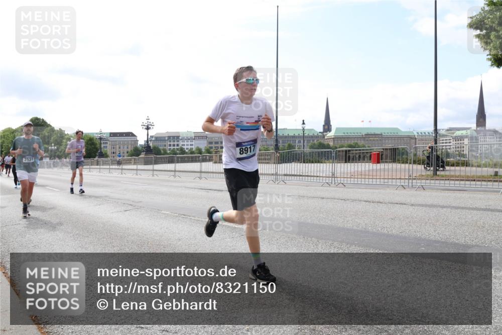 29.06.2025 - hella hamburg halbmarathon Lena Gebhardt http://msf.ph/oto/8321150 29.06.2025 10:12:47 Lombardsbrücke 11025, 2531, 8917, 1020, 1051, 1249, 1610, 1785, 1850, 1851, 1939, 2531, 2891, 2942, 2963, 2964, 3182, 3248, 3262, 4453, 4499, 4532, 4554, 5150, 5166, 5176, 5597, 5598, 6207, 6822, 6871, 6966, 7014, 7873, 7907, 8398, 8405, 8917, 8971, 9141, 9254, 9405, 10067, 10402, 10581, 10685, 11025, 11720, 12456, 13566, 13816, 14404, 14540, 14868, 14869, 15012, 15369, 15531, 16323, 16473, 16826, 16911, 17061, 17699, 17994, 18178, 18320, 18493, 18530 meine-sportfotos.de