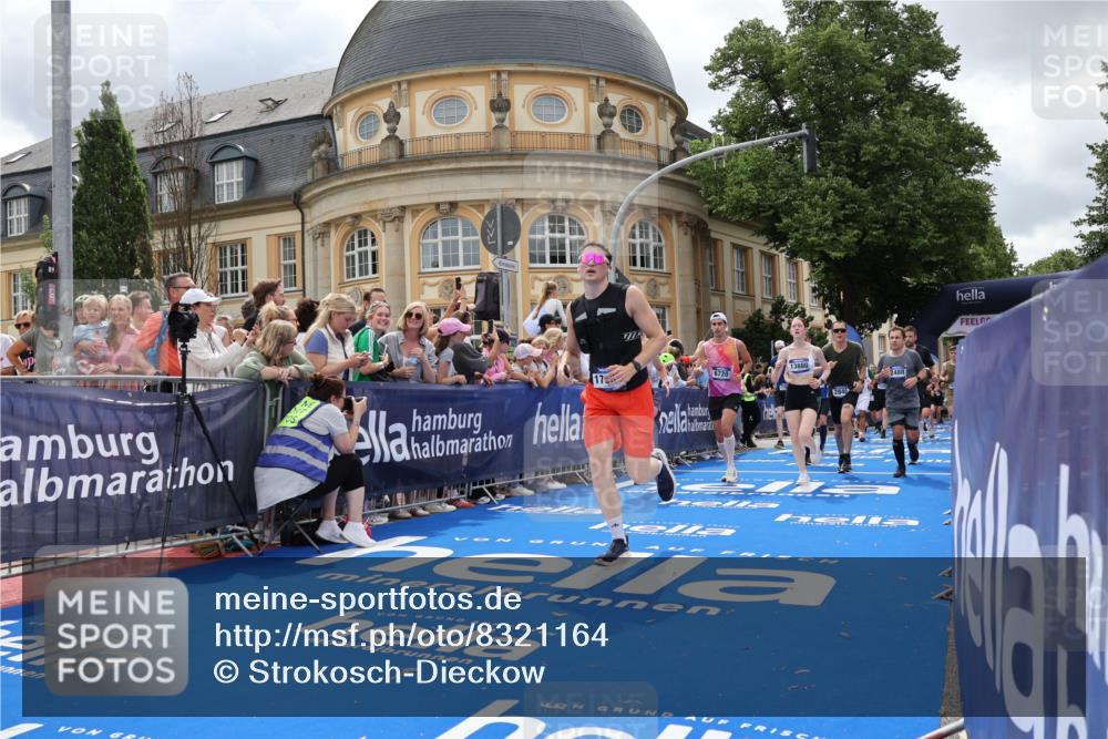 29.06.2025 - hella hamburg halbmarathon Strokosch-Dieckow http://msf.ph/oto/8321164 29.06.2025 10:58:47 Ziel 1319, 2159, 2488, 2656, 2840, 3859, 4632, 4833, 5277, 5675, 5885, 6720, 8807, 8929, 9156, 9353, 10268, 10539, 10788, 10943, 11605, 11846, 12734, 13512, 13880, 14266, 14673, 14902, 14965, 15197, 16189, 17405, 17630, 17839, 17931, 18180, 18232, 18587, 18954 meine-sportfotos.de