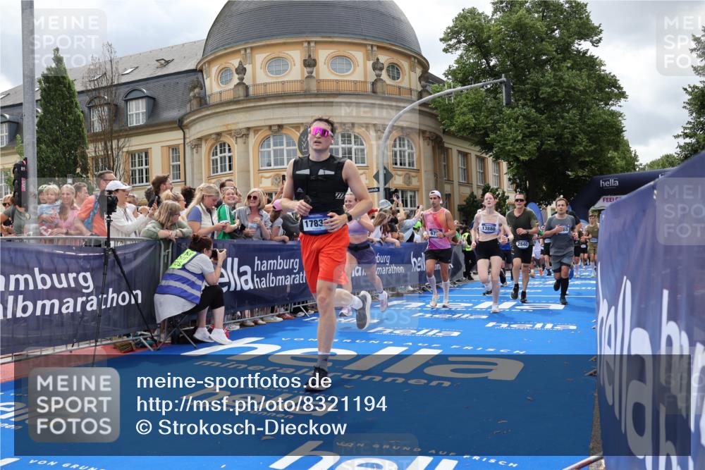 29.06.2025 - hella hamburg halbmarathon Strokosch-Dieckow http://msf.ph/oto/8321194 29.06.2025 10:58:47 Ziel 1319, 2159, 2488, 2656, 2840, 3859, 4632, 4833, 5277, 5675, 5885, 6720, 8807, 8929, 9156, 9353, 10268, 10539, 10788, 10943, 11605, 11846, 12734, 13512, 13880, 14266, 14673, 14902, 14965, 15197, 16189, 17405, 17630, 17839, 17931, 18180, 18232, 18587, 18954 meine-sportfotos.de