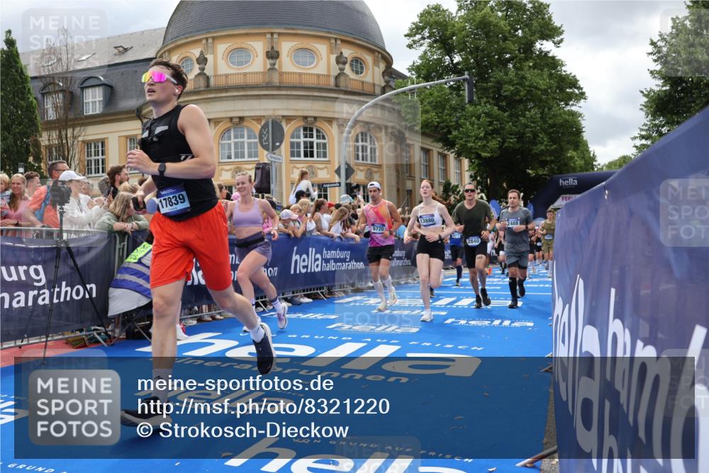 29.06.2025 - hella hamburg halbmarathon Strokosch-Dieckow http://msf.ph/oto/8321220 29.06.2025 10:58:48 Ziel 1319, 2159, 2488, 2656, 2840, 3859, 4632, 4833, 5277, 5675, 5885, 6438, 6720, 8807, 8929, 9156, 9353, 10268, 10518, 10539, 10788, 10915, 10943, 11605, 11846, 12734, 13512, 13880, 14266, 14673, 14902, 14965, 16189, 17405, 17630, 17839, 17931, 18180, 18232, 18954 meine-sportfotos.de