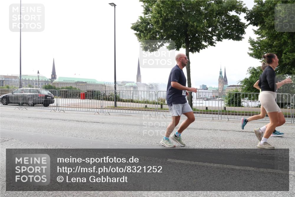 29.06.2025 - hella hamburg halbmarathon Lena Gebhardt http://msf.ph/oto/8321252 29.06.2025 10:37:35 Lombardsbrücke 1022, 1276, 1337, 1475, 1597, 1819, 1985, 2016, 2031, 2072, 2104, 2199, 2272, 2480, 2486, 2640, 2853, 3127, 3230, 3246, 3633, 4097, 4347, 4733, 5139, 5146, 5171, 5186, 5522, 5560, 5790, 5875, 5940, 6243, 6584, 6821, 6955, 7085, 7124, 7235, 7321, 7350, 7544, 7707, 7777, 7823, 8257, 8258, 8811, 8843, 8985, 9055, 9247, 9288, 9524, 9895, 10159, 10506, 10836, 11087, 12123, 12254, 12472, 12824, 16680, 17798 meine-sportfotos.de