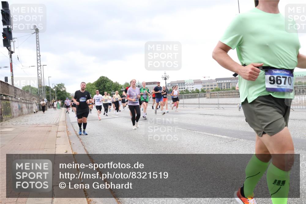 29.06.2025 - hella hamburg halbmarathon Lena Gebhardt http://msf.ph/oto/8321519 29.06.2025 10:57:23 Lombardsbrücke 17970, 9670, 1207, 1242, 1265, 1643, 2041, 2370, 2871, 3195, 3385, 3387, 3388, 3433, 3470, 3485, 3723, 3750, 3851, 3954, 4086, 4106, 4180, 4197, 4241, 4485, 4568, 4569, 4611, 4830, 4998, 5057, 5117, 5316, 5632, 5639, 5736, 5738, 6053, 6284, 6827, 6832, 6857, 6981, 7416, 7417, 7592, 7720, 7728, 7787, 7964, 8035, 8039, 8197, 8224, 8287, 8386, 8540, 8546, 8552, 8679, 8708, 8851, 8853, 8873, 9110, 9233, 9298, 9299, 9318, 9496 meine-sportfotos.de