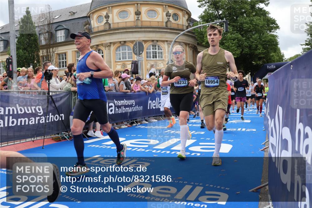 29.06.2025 - hella hamburg halbmarathon Strokosch-Dieckow http://msf.ph/oto/8321586 29.06.2025 10:58:51 Ziel 2159, 2488, 2840, 3859, 4632, 4833, 5277, 5885, 6438, 6720, 6860, 7223, 8807, 9156, 9353, 10268, 10518, 10539, 10788, 10915, 12734, 12735, 13654, 13880, 14266, 14673, 14902, 14965, 17405, 17531, 17630, 17810, 17839, 17931, 18180, 18232, 18833, 18954, 19002, 19003 meine-sportfotos.de