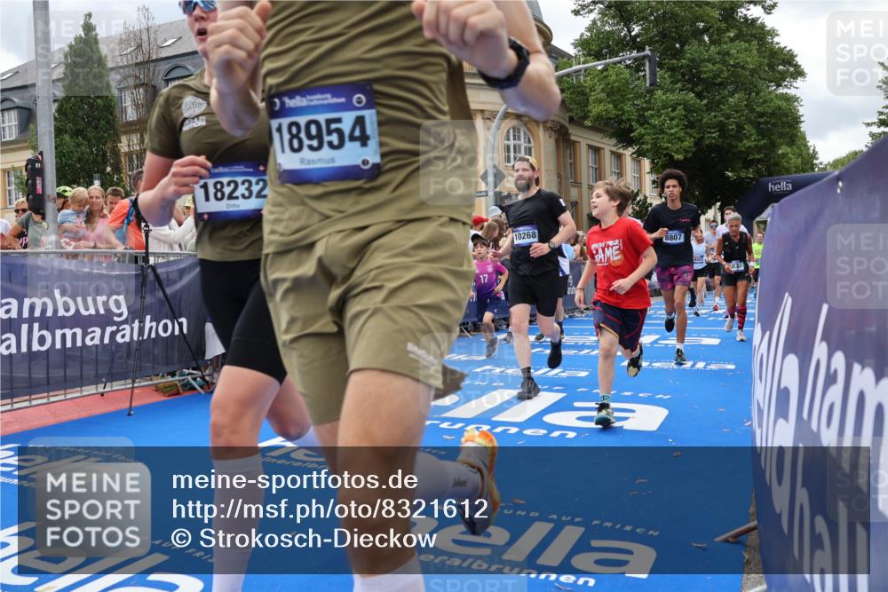 29.06.2025 - hella hamburg halbmarathon Strokosch-Dieckow http://msf.ph/oto/8321612 29.06.2025 10:58:52 Ziel 2159, 2488, 2840, 3859, 4632, 4833, 5277, 5885, 6438, 6720, 6860, 7223, 8807, 9156, 9353, 10268, 10518, 10539, 10788, 10915, 12734, 12735, 13654, 14673, 14965, 17405, 17531, 17630, 17810, 17931, 18180, 18232, 18682, 18833, 18954, 19002, 19003 meine-sportfotos.de