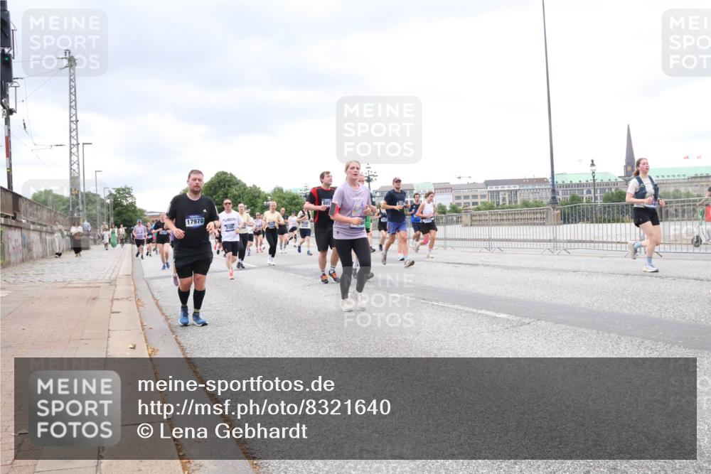 29.06.2025 - hella hamburg halbmarathon Lena Gebhardt http://msf.ph/oto/8321640 29.06.2025 10:57:23 Lombardsbrücke 17970, 8857, 1207, 1242, 1265, 1643, 2041, 2370, 2871, 3195, 3385, 3387, 3388, 3433, 3470, 3485, 3723, 3750, 3851, 3954, 4086, 4106, 4180, 4197, 4241, 4485, 4568, 4569, 4611, 4830, 4998, 5057, 5117, 5316, 5632, 5639, 5736, 5738, 6053, 6284, 6827, 6832, 6857, 6981, 7416, 7417, 7592, 7720, 7728, 7787, 7964, 8035, 8039, 8197, 8224, 8287, 8386, 8540, 8546, 8552, 8679, 8708, 8851, 8853, 8873, 9110, 9233, 9298, 9299, 9318, 9496 meine-sportfotos.de