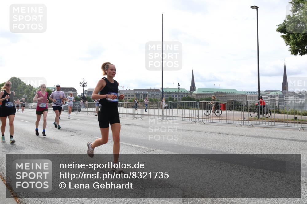 29.06.2025 - hella hamburg halbmarathon Lena Gebhardt http://msf.ph/oto/8321735 29.06.2025 10:22:54 Lombardsbrücke 5223, 3003, 10826, 1029, 1853, 2294, 2479, 2766, 2886, 3003, 3029, 3034, 3430, 3457, 3511, 3600, 3601, 4190, 4266, 4969, 5223, 5343, 5629, 5798, 6578, 6784, 6785, 6826, 6849, 6899, 7097, 7188, 7190, 7266, 7276, 7529, 7891, 7925, 8355, 8511, 8687, 8688, 8931, 9133, 9256, 9913, 10205, 10826, 12025, 12190, 12265, 13560, 13921, 14041, 14525, 14801 meine-sportfotos.de