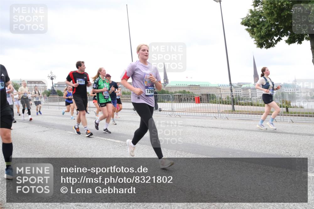 29.06.2025 - hella hamburg halbmarathon Lena Gebhardt http://msf.ph/oto/8321802 29.06.2025 10:57:25 Lombardsbrücke 0, 8851, 19, 8853, 1298, 1123, 1207, 1242, 1248, 1265, 1643, 2041, 2370, 2871, 3191, 3195, 3385, 3388, 3433, 3470, 3485, 3723, 3750, 3851, 3954, 4086, 4106, 4180, 4197, 4241, 4485, 4521, 4568, 4569, 4611, 4830, 4998, 5057, 5117, 5316, 5632, 5639, 5736, 5738, 6053, 6284, 6827, 6832, 6857, 6916, 6981, 7172, 7416, 7417, 7592, 7720, 7728, 7787, 7964, 8035, 8039, 8224, 8287, 8386, 8540, 8546, 8552, 8679, 8708, 8851, 8853, 8873, 9110, 9233, 9298, 9299, 9318, 9496 meine-sportfotos.de