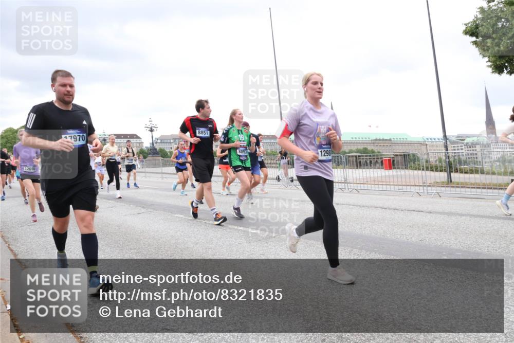 29.06.2025 - hella hamburg halbmarathon Lena Gebhardt http://msf.ph/oto/8321835 29.06.2025 10:57:25 Lombardsbrücke 12698, 8851, 17970, 19, 8853, 1298, 1123, 1207, 1242, 1248, 1265, 1643, 2041, 2370, 2871, 3191, 3195, 3385, 3388, 3433, 3470, 3485, 3723, 3750, 3851, 3954, 4086, 4106, 4180, 4197, 4241, 4485, 4521, 4568, 4569, 4611, 4830, 4998, 5057, 5117, 5316, 5632, 5639, 5736, 5738, 6053, 6284, 6827, 6832, 6857, 6916, 6981, 7172, 7416, 7417, 7592, 7720, 7728, 7787, 7964, 8035, 8039, 8224, 8287, 8386, 8540, 8546, 8552, 8679, 8708, 8851, 8853, 8873, 9110, 9233, 9298, 9299, 9318, 9496 meine-sportfotos.de