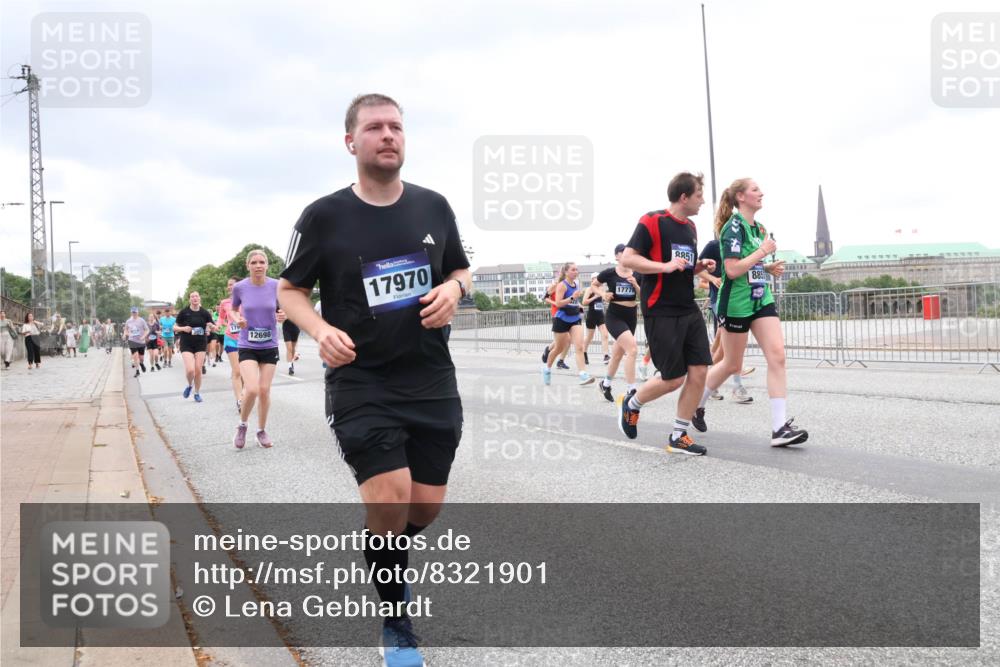 29.06.2025 - hella hamburg halbmarathon Lena Gebhardt http://msf.ph/oto/8321901 29.06.2025 10:57:25 Lombardsbrücke 12698, 17970, 17778, 851, 885, 1123, 1207, 1242, 1248, 1265, 1643, 2041, 2370, 2871, 3191, 3195, 3385, 3388, 3433, 3470, 3485, 3723, 3750, 3851, 3954, 4086, 4106, 4180, 4197, 4241, 4485, 4521, 4568, 4569, 4611, 4830, 4998, 5057, 5117, 5316, 5632, 5639, 5736, 5738, 6053, 6284, 6827, 6832, 6857, 6916, 6981, 7172, 7416, 7417, 7592, 7720, 7728, 7787, 7964, 8035, 8039, 8224, 8287, 8386, 8540, 8546, 8552, 8679, 8708, 8851, 8853, 8873, 9110, 9233, 9298, 9299, 9318, 9496 meine-sportfotos.de