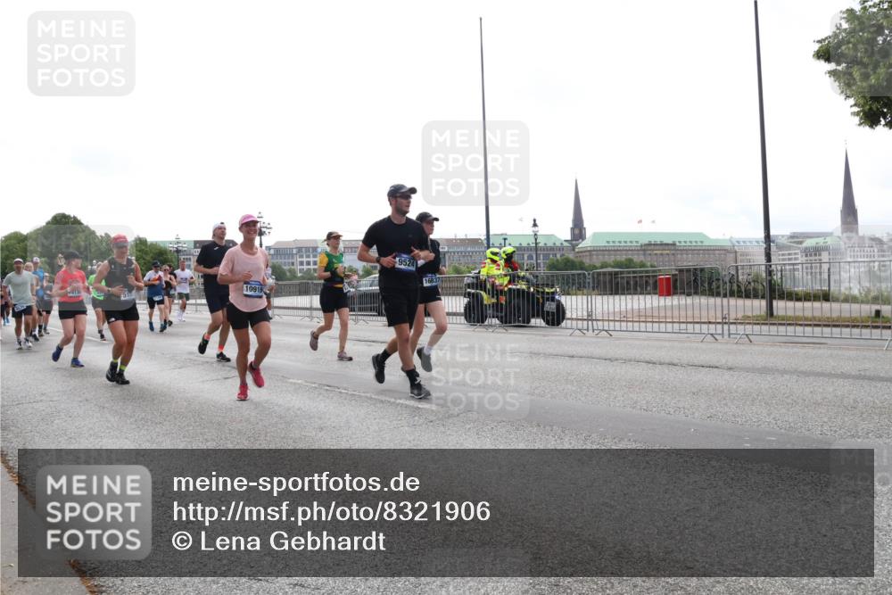 29.06.2025 - hella hamburg halbmarathon Lena Gebhardt http://msf.ph/oto/8321906 29.06.2025 10:37:36 Lombardsbrücke 10919, 9524, 1022, 1276, 1337, 1475, 1597, 1799, 1819, 1985, 2016, 2031, 2072, 2104, 2199, 2272, 2480, 2486, 2640, 2853, 3230, 3246, 3633, 4097, 4347, 4733, 5139, 5146, 5171, 5186, 5522, 5560, 5790, 5875, 5940, 6243, 6584, 6821, 6955, 7085, 7124, 7235, 7321, 7350, 7544, 7707, 7777, 7823, 8811, 8843, 8985, 9247, 9288, 9524, 9895, 10159, 10506, 10836, 11087, 11543, 12123, 12254, 12472, 12824, 16680, 17798 meine-sportfotos.de