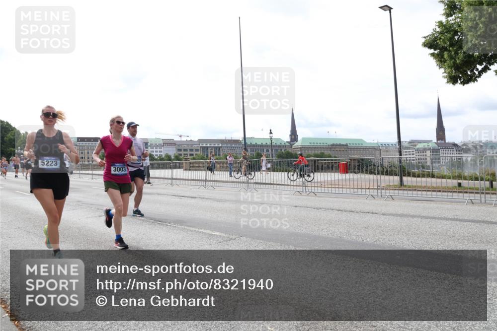 29.06.2025 - hella hamburg halbmarathon Lena Gebhardt http://msf.ph/oto/8321940 29.06.2025 10:22:55 Lombardsbrücke 5223, 3003, 1029, 1853, 2294, 2479, 2766, 2886, 3003, 3029, 3034, 3430, 3457, 3511, 3600, 3601, 4190, 4266, 4969, 5223, 5343, 5629, 5798, 6578, 6784, 6785, 6826, 6849, 6899, 7097, 7188, 7190, 7266, 7276, 7529, 7891, 7925, 8355, 8687, 8688, 8931, 9133, 9256, 9877, 9913, 10205, 10826, 12025, 12190, 12265, 13560, 13921, 14041, 14525, 14801, 16416 meine-sportfotos.de