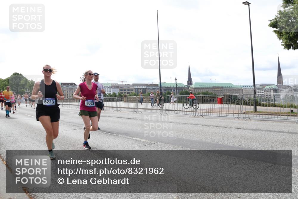 29.06.2025 - hella hamburg halbmarathon Lena Gebhardt http://msf.ph/oto/8321962 29.06.2025 10:22:55 Lombardsbrücke 5223, 3003, 1029, 1853, 2294, 2479, 2766, 2886, 3003, 3029, 3034, 3430, 3457, 3511, 3600, 3601, 4190, 4266, 4969, 5223, 5343, 5629, 5798, 6578, 6784, 6785, 6826, 6849, 6899, 7097, 7188, 7190, 7266, 7276, 7529, 7891, 7925, 8355, 8687, 8688, 8931, 9133, 9256, 9877, 9913, 10205, 10826, 12025, 12190, 12265, 13560, 13921, 14041, 14525, 14801, 16416 meine-sportfotos.de