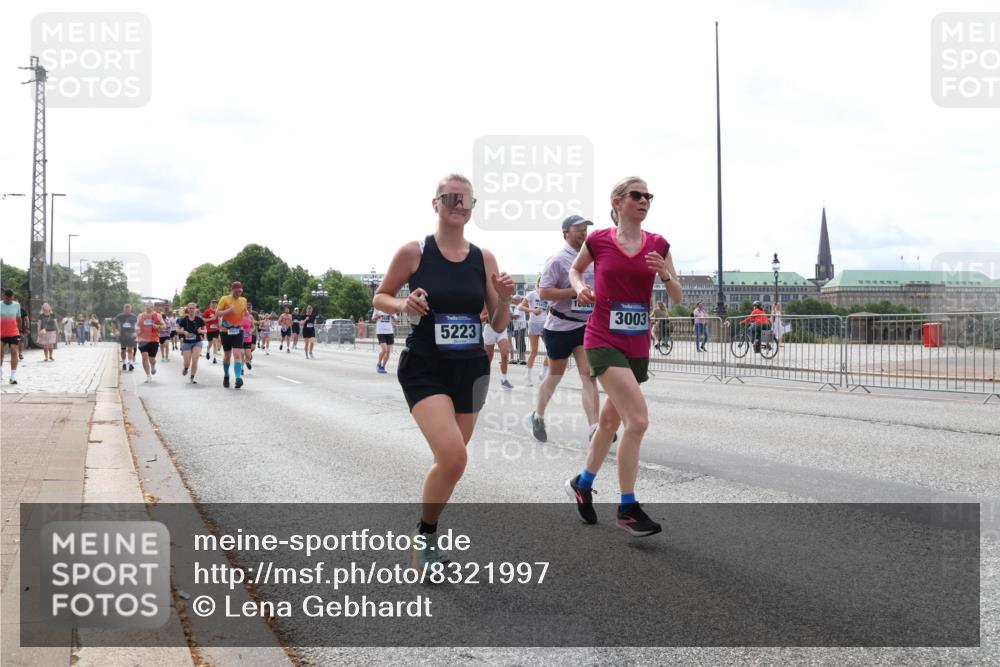 29.06.2025 - hella hamburg halbmarathon Lena Gebhardt http://msf.ph/oto/8321997 29.06.2025 10:22:55 Lombardsbrücke 5223, 10020, 3003, 1029, 1853, 2294, 2479, 2766, 2886, 3003, 3029, 3034, 3430, 3457, 3511, 3600, 3601, 4190, 4266, 4969, 5223, 5343, 5629, 5798, 6578, 6784, 6785, 6826, 6849, 6899, 7097, 7188, 7190, 7266, 7276, 7529, 7891, 7925, 8355, 8687, 8688, 8931, 9133, 9256, 9877, 9913, 10205, 10826, 12025, 12190, 12265, 13560, 13921, 14041, 14525, 14801, 16416 meine-sportfotos.de