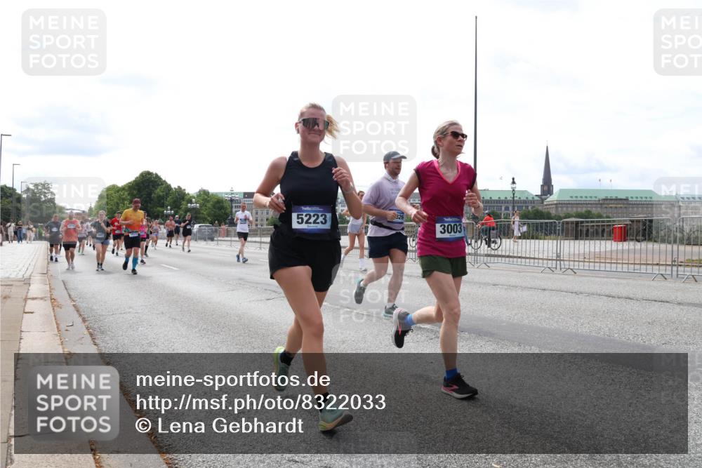 29.06.2025 - hella hamburg halbmarathon Lena Gebhardt http://msf.ph/oto/8322033 29.06.2025 10:22:56 Lombardsbrücke 5223, 326, 3003, 1029, 1853, 2294, 2479, 2766, 2886, 3003, 3029, 3034, 3430, 3457, 3511, 3600, 3601, 4190, 4266, 4793, 4969, 5223, 5343, 5629, 5798, 6578, 6784, 6785, 6826, 6849, 6899, 7097, 7188, 7190, 7266, 7276, 7529, 7891, 7925, 8355, 8687, 8688, 8931, 9133, 9256, 9877, 9913, 10205, 10826, 12025, 12190, 12265, 13560, 13921, 14041, 14525, 14801, 16416, 16558, 17099 meine-sportfotos.de