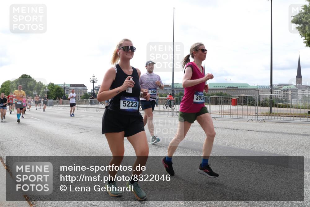 29.06.2025 - hella hamburg halbmarathon Lena Gebhardt http://msf.ph/oto/8322046 29.06.2025 10:22:56 Lombardsbrücke 5223, 10826, 3003, 1029, 1853, 2294, 2479, 2766, 2886, 3003, 3029, 3034, 3430, 3457, 3511, 3600, 3601, 4190, 4266, 4793, 4969, 5223, 5343, 5629, 5798, 6578, 6784, 6785, 6826, 6849, 6899, 7097, 7188, 7190, 7266, 7276, 7529, 7891, 7925, 8355, 8687, 8688, 8931, 9133, 9256, 9877, 9913, 10205, 10826, 12025, 12190, 12265, 13560, 13921, 14041, 14525, 14801, 16416, 16558, 17099 meine-sportfotos.de