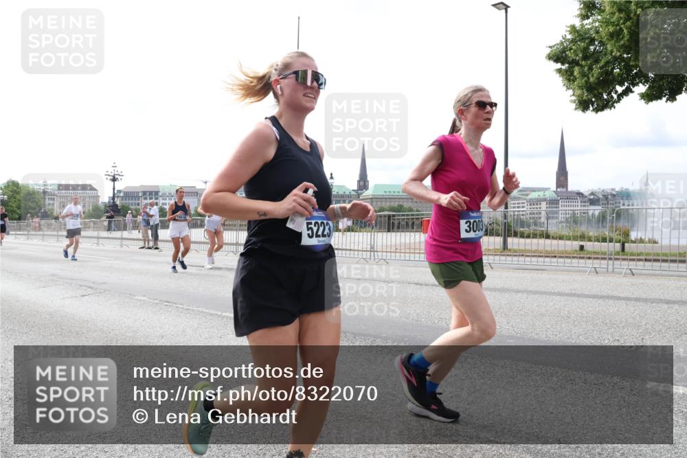 29.06.2025 - hella hamburg halbmarathon Lena Gebhardt http://msf.ph/oto/8322070 29.06.2025 10:22:56 Lombardsbrücke 5223, 3003, 1029, 1853, 2294, 2479, 2766, 2886, 3003, 3029, 3034, 3430, 3457, 3511, 3600, 3601, 4190, 4266, 4793, 4969, 5223, 5343, 5629, 5798, 6578, 6784, 6785, 6826, 6849, 6899, 7097, 7188, 7190, 7266, 7276, 7529, 7891, 7925, 8355, 8687, 8688, 8931, 9133, 9256, 9877, 9913, 10205, 10826, 12025, 12190, 12265, 13560, 13921, 14041, 14525, 14801, 16416, 16558, 17099 meine-sportfotos.de