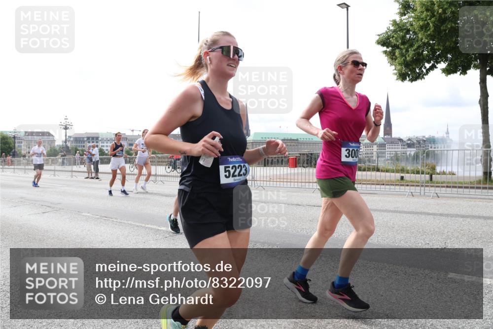 29.06.2025 - hella hamburg halbmarathon Lena Gebhardt http://msf.ph/oto/8322097 29.06.2025 10:22:56 Lombardsbrücke 5223, 300, 1029, 1853, 2294, 2479, 2766, 2886, 3003, 3029, 3034, 3430, 3457, 3511, 3600, 3601, 4190, 4266, 4793, 4969, 5223, 5343, 5629, 5798, 6578, 6784, 6785, 6826, 6849, 6899, 7097, 7188, 7190, 7266, 7276, 7529, 7891, 7925, 8355, 8687, 8688, 8931, 9133, 9256, 9877, 9913, 10205, 10826, 12025, 12190, 12265, 13560, 13921, 14041, 14525, 14801, 16416, 16558, 17099 meine-sportfotos.de