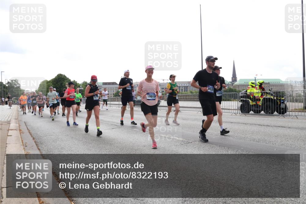 29.06.2025 - hella hamburg halbmarathon Lena Gebhardt http://msf.ph/oto/8322193 29.06.2025 10:37:37 Lombardsbrücke 1413, 16012, 10919, 9524, 1682, 1022, 1276, 1337, 1475, 1597, 1799, 1819, 1985, 2016, 2031, 2072, 2199, 2272, 2480, 2486, 2640, 2853, 3230, 3246, 3633, 4097, 4347, 4733, 5139, 5146, 5171, 5186, 5522, 5560, 5790, 5875, 5940, 6243, 6362, 6821, 6955, 7085, 7124, 7235, 7321, 7350, 7544, 7696, 7707, 7777, 7823, 8811, 8843, 8985, 9247, 9288, 9524, 9895, 10159, 10506, 10836, 11087, 11543, 12123, 12254, 12472, 12824, 16680, 17798 meine-sportfotos.de