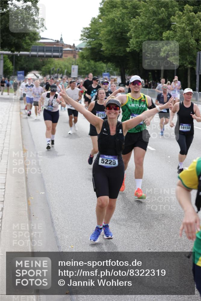 29.06.2025 - hella hamburg halbmarathon Jannik Wohlers http://msf.ph/oto/8322319 29.06.2025 10:39:36 Lombardsbrücke 1058, 1076, 1291, 1586, 1691, 1899, 2254, 2313, 2866, 2888, 3882, 3883, 3884, 4173, 4471, 5229, 5654, 5877, 5901, 6097, 6548, 6698, 6750, 6890, 7045, 7455, 7456, 8107, 8612, 8622, 8815, 8865, 8866, 9080, 9187, 9195, 9292, 9495, 10648, 10806, 10818, 10901, 10939, 11188, 11242, 11244, 11874, 12414, 12883, 12906, 13577, 13644, 14327, 14578, 15111, 16532, 16784, 18157, 19163 meine-sportfotos.de