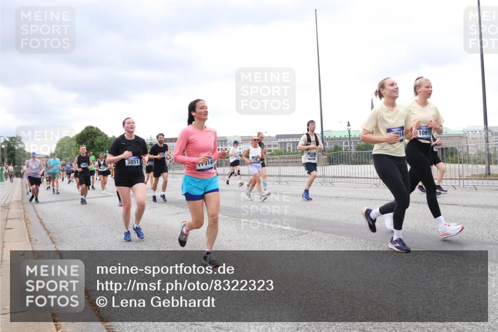 29.06.2025 - hella hamburg halbmarathon Lena Gebhardt http://msf.ph/oto/8322323 29.06.2025 10:57:28 Lombardsbrücke 3851, 10913, 1123, 1242, 1248, 1265, 1643, 2041, 2370, 2567, 2871, 3191, 3195, 3385, 3388, 3433, 3470, 3485, 3723, 3750, 3851, 3954, 4086, 4106, 4180, 4197, 4241, 4485, 4521, 4568, 4569, 4611, 4830, 4998, 5057, 5117, 5316, 5632, 5639, 5736, 5738, 6053, 6827, 6832, 6857, 6916, 6981, 7172, 7592, 7720, 7728, 7787, 7964, 8035, 8039, 8224, 8287, 8386, 8540, 8546, 8552, 8679, 8708, 8851, 8853, 8873, 9059, 9110, 9233, 9298, 9299, 9318, 9496, 9613 meine-sportfotos.de