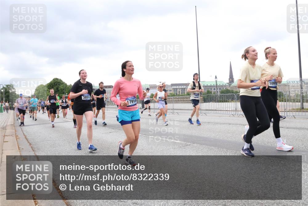 29.06.2025 - hella hamburg halbmarathon Lena Gebhardt http://msf.ph/oto/8322339 29.06.2025 10:57:28 Lombardsbrücke 3851, 10913, 1123, 1242, 1248, 1265, 1643, 2041, 2370, 2567, 2871, 3191, 3195, 3385, 3388, 3433, 3470, 3485, 3723, 3750, 3851, 3954, 4086, 4106, 4180, 4197, 4241, 4485, 4521, 4568, 4569, 4611, 4830, 4998, 5057, 5117, 5316, 5632, 5639, 5736, 5738, 6053, 6827, 6832, 6857, 6916, 6981, 7172, 7592, 7720, 7728, 7787, 7964, 8035, 8039, 8224, 8287, 8386, 8540, 8546, 8552, 8679, 8708, 8851, 8853, 8873, 9059, 9110, 9233, 9298, 9299, 9318, 9496, 9613 meine-sportfotos.de