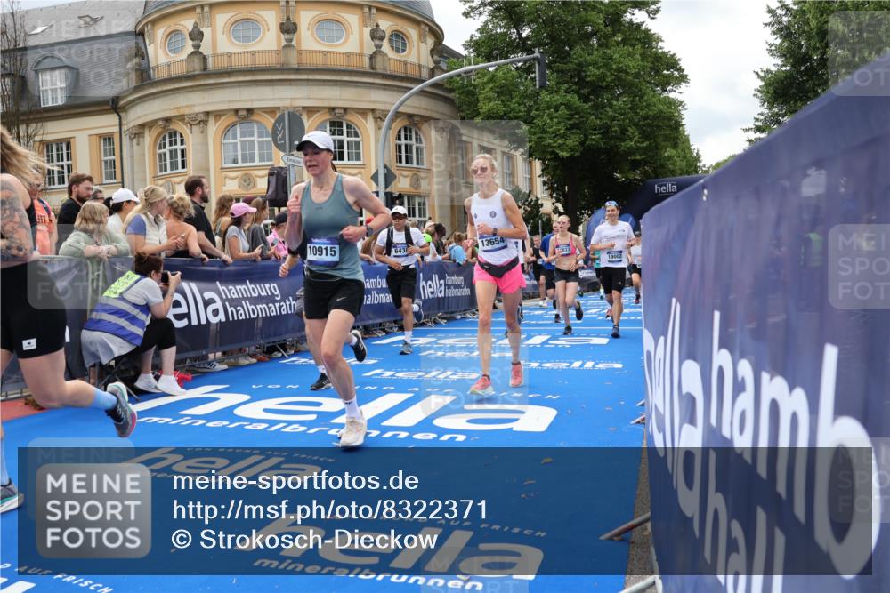 29.06.2025 - hella hamburg halbmarathon Strokosch-Dieckow http://msf.ph/oto/8322371 29.06.2025 10:58:58 Ziel 2159, 3181, 4632, 4833, 5885, 6438, 6860, 7223, 9156, 9353, 9835, 10020, 10518, 10788, 10915, 11935, 12564, 12734, 12735, 13287, 13583, 13654, 14673, 15785, 17531, 17810, 17827, 17852, 17931, 18180, 18682, 18833, 19002, 19003 meine-sportfotos.de