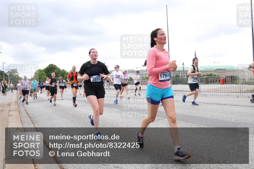 29.06.2025 - hella hamburg halbmarathon Lena Gebhardt http://msf.ph/oto/8322425 29.06.2025 10:57:28 Lombardsbrücke 3851, 1230, 17914, 18870, 1123, 1242, 1248, 1265, 1643, 2041, 2370, 2567, 2871, 3191, 3195, 3385, 3388, 3433, 3470, 3485, 3723, 3750, 3851, 3954, 4086, 4106, 4180, 4197, 4241, 4485, 4521, 4568, 4569, 4611, 4830, 4998, 5057, 5117, 5316, 5632, 5639, 5736, 5738, 6053, 6827, 6832, 6857, 6916, 6981, 7172, 7592, 7720, 7728, 7787, 7964, 8035, 8039, 8224, 8287, 8386, 8540, 8546, 8552, 8679, 8708, 8851, 8853, 8873, 9059, 9110, 9233, 9298, 9299, 9318, 9496, 9613 meine-sportfotos.de