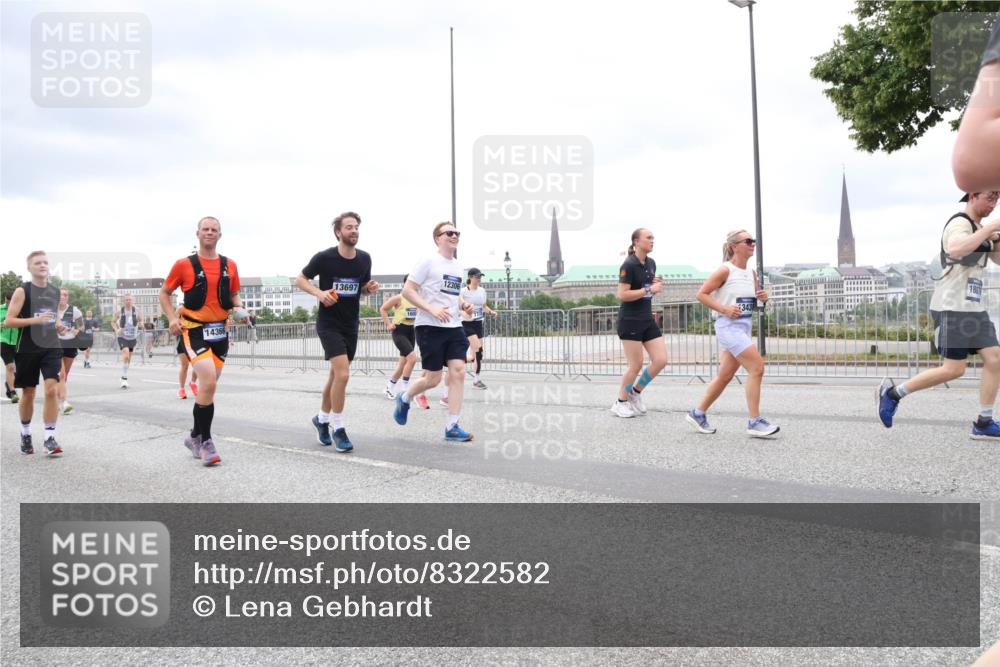 29.06.2025 - hella hamburg halbmarathon Lena Gebhardt http://msf.ph/oto/8322582 29.06.2025 10:57:30 Lombardsbrücke 14366, 13697, 1600, 12306, 1343, 1807, 1123, 1242, 1248, 1265, 1643, 2015, 2041, 2370, 2567, 2871, 3191, 3195, 3385, 3388, 3433, 3470, 3723, 3750, 3851, 3954, 4059, 4086, 4106, 4180, 4197, 4241, 4485, 4521, 4611, 4830, 4998, 5057, 5117, 5316, 5632, 5639, 5736, 5738, 6053, 6827, 6832, 6857, 6916, 6981, 7172, 7592, 7720, 7728, 7787, 8035, 8039, 8159, 8224, 8287, 8386, 8540, 8546, 8552, 8679, 8708, 8851, 8853, 8873, 9059, 9110, 9233, 9298, 9299, 9318, 9496, 9613 meine-sportfotos.de