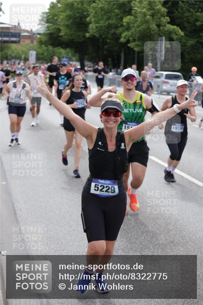 29.06.2025 - hella hamburg halbmarathon Jannik Wohlers http://msf.ph/oto/8322775 29.06.2025 10:39:37 Lombardsbrücke 1058, 1076, 1291, 1586, 1691, 1899, 2019, 2254, 2313, 2866, 2888, 3882, 3883, 3884, 4173, 4471, 5229, 5263, 5654, 5877, 5901, 6097, 6548, 6698, 6750, 6890, 7045, 7455, 7456, 8107, 8612, 8622, 8815, 8865, 8866, 9080, 9187, 9195, 9292, 9495, 10648, 10806, 10818, 10901, 10939, 11188, 11242, 11244, 11874, 12414, 12883, 12906, 13577, 13644, 14327, 14578, 15111, 16532, 16784, 18157, 19163 meine-sportfotos.de
