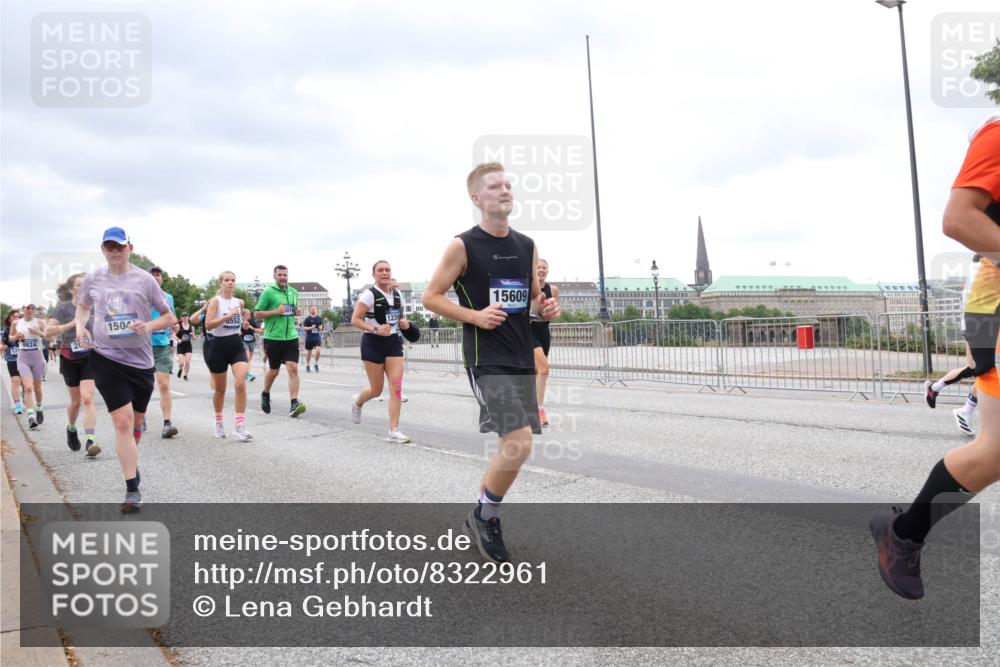 29.06.2025 - hella hamburg halbmarathon Lena Gebhardt http://msf.ph/oto/8322961 29.06.2025 10:57:32 Lombardsbrücke 9824, 20, 150, 15609, 1123, 1242, 1248, 1265, 1643, 2015, 2041, 2370, 2451, 2567, 2871, 3191, 3195, 3385, 3388, 3433, 3470, 3723, 3750, 3851, 3954, 4059, 4086, 4106, 4180, 4197, 4241, 4485, 4521, 4611, 4830, 4998, 5057, 5117, 5316, 5632, 5639, 5736, 5738, 6053, 6827, 6832, 6857, 6916, 6981, 7172, 7592, 7720, 7728, 7787, 8035, 8039, 8159, 8224, 8287, 8386, 8540, 8546, 8552, 8679, 8708, 8851, 8853, 8873, 9059, 9110, 9233, 9318, 9394, 9496, 9613 meine-sportfotos.de