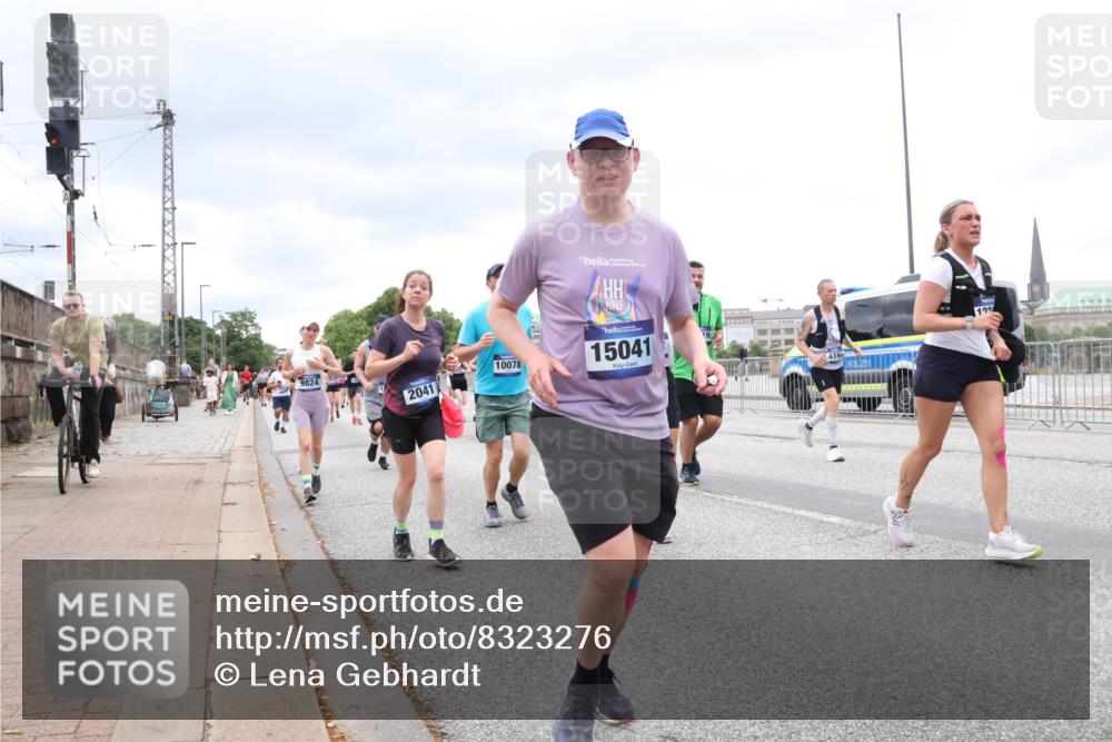 29.06.2025 - hella hamburg halbmarathon Lena Gebhardt http://msf.ph/oto/8323276 29.06.2025 10:57:33 Lombardsbrücke 9824, 2041, 10078, 15041, 122, 1123, 1242, 1248, 1265, 1643, 2015, 2041, 2370, 2451, 2567, 2900, 3191, 3195, 3385, 3388, 3433, 3723, 3750, 3851, 3954, 4059, 4086, 4106, 4180, 4197, 4241, 4485, 4521, 4611, 4830, 4998, 5057, 5117, 5316, 5632, 5639, 5736, 5738, 6053, 6827, 6832, 6857, 6916, 7172, 7592, 7720, 7728, 7787, 8035, 8039, 8159, 8224, 8287, 8386, 8540, 8552, 8679, 8708, 8851, 8853, 8873, 9059, 9110, 9233, 9318, 9394, 9496, 9613 meine-sportfotos.de