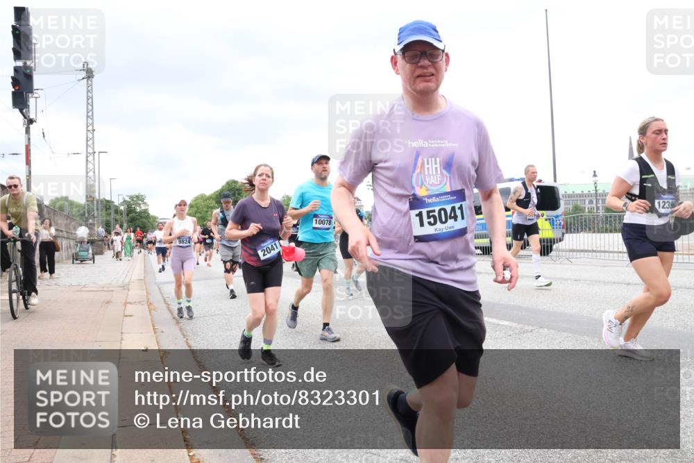 29.06.2025 - hella hamburg halbmarathon Lena Gebhardt http://msf.ph/oto/8323301 29.06.2025 10:57:33 Lombardsbrücke 9824, 2041, 10078, 15041, 1239, 1123, 1242, 1248, 1265, 1643, 2015, 2041, 2370, 2451, 2567, 2900, 3191, 3195, 3385, 3388, 3433, 3723, 3750, 3851, 3954, 4059, 4086, 4106, 4180, 4197, 4241, 4485, 4521, 4611, 4830, 4998, 5057, 5117, 5316, 5632, 5639, 5736, 5738, 6053, 6827, 6832, 6857, 6916, 7172, 7592, 7720, 7728, 7787, 8035, 8039, 8159, 8224, 8287, 8386, 8540, 8552, 8679, 8708, 8851, 8853, 8873, 9059, 9110, 9233, 9318, 9394, 9496, 9613 meine-sportfotos.de