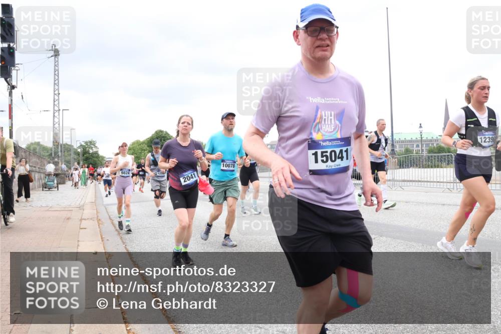 29.06.2025 - hella hamburg halbmarathon Lena Gebhardt http://msf.ph/oto/8323327 29.06.2025 10:57:33 Lombardsbrücke 9824, 12799, 2041, 10078, 15041, 12396, 1123, 1242, 1248, 1265, 1643, 2015, 2041, 2370, 2451, 2567, 2900, 3191, 3195, 3385, 3388, 3433, 3723, 3750, 3851, 3954, 4059, 4086, 4106, 4180, 4197, 4241, 4485, 4521, 4611, 4830, 4998, 5057, 5117, 5316, 5632, 5639, 5736, 5738, 6053, 6827, 6832, 6857, 6916, 7172, 7592, 7720, 7728, 7787, 8035, 8039, 8159, 8224, 8287, 8386, 8540, 8552, 8679, 8708, 8851, 8853, 8873, 9059, 9110, 9233, 9318, 9394, 9496, 9613 meine-sportfotos.de