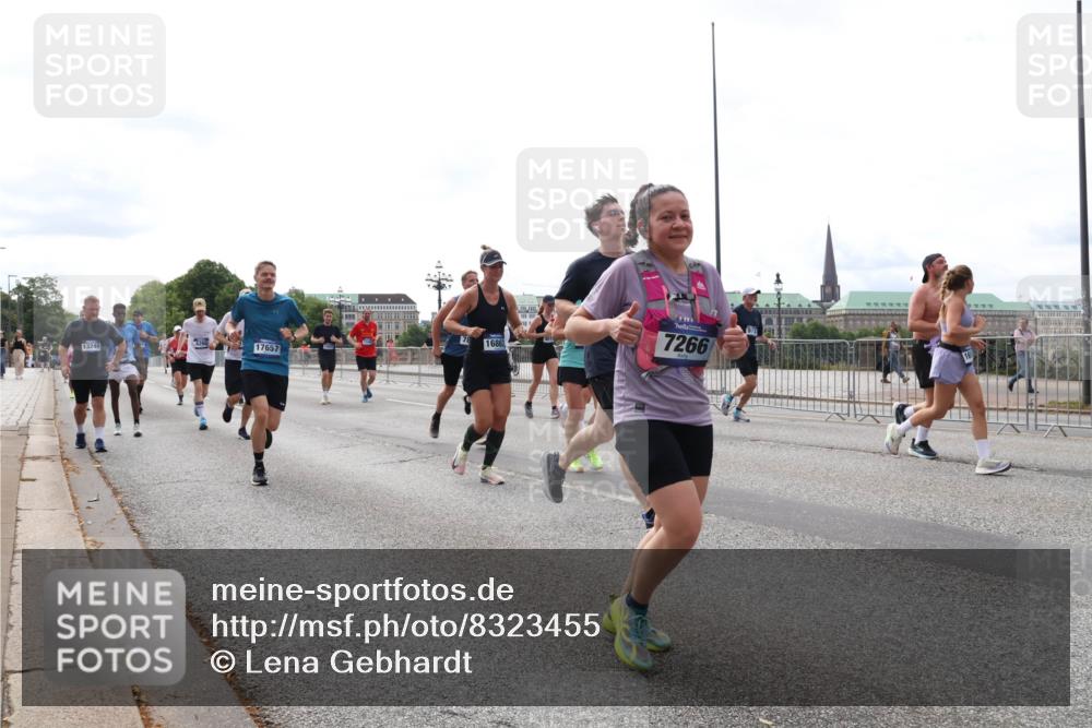 29.06.2025 - hella hamburg halbmarathon Lena Gebhardt http://msf.ph/oto/8323455 29.06.2025 10:23:05 Lombardsbrücke 1686, 17657, 7266, 1029, 1362, 1853, 2294, 2766, 2925, 3003, 3029, 3034, 3600, 3601, 4190, 4266, 4728, 4793, 5223, 5343, 5629, 6502, 6578, 6784, 6785, 6849, 7188, 7190, 7266, 7276, 7529, 7891, 7925, 8355, 8687, 8688, 8716, 8918, 8920, 9133, 9256, 9301, 9877, 9913, 10205, 10739, 10826, 11798, 12025, 12073, 12190, 12265, 13560, 13921, 14041, 14338, 14525, 14801, 14821, 16416, 16558, 17013, 17099, 17207, 17299, 17719 meine-sportfotos.de